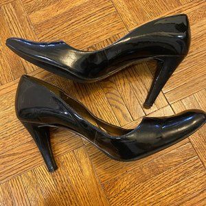 Naturalizer black patent leather pumps